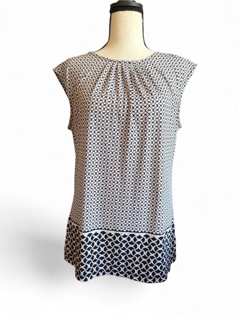 Liz Claiborne Black White Geometric Cap Sleeve Pleated Blouse Medium